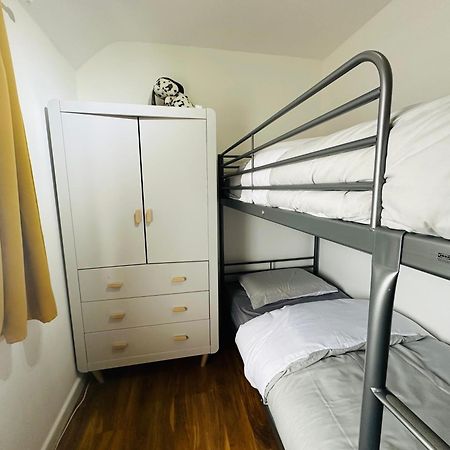 Beautiful Home In London With Easy Access To Central London Sutton  Exterior photo