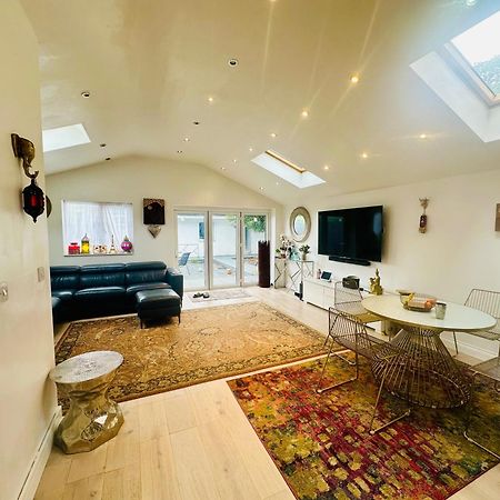 Beautiful Home In London With Easy Access To Central London Sutton  Exterior photo