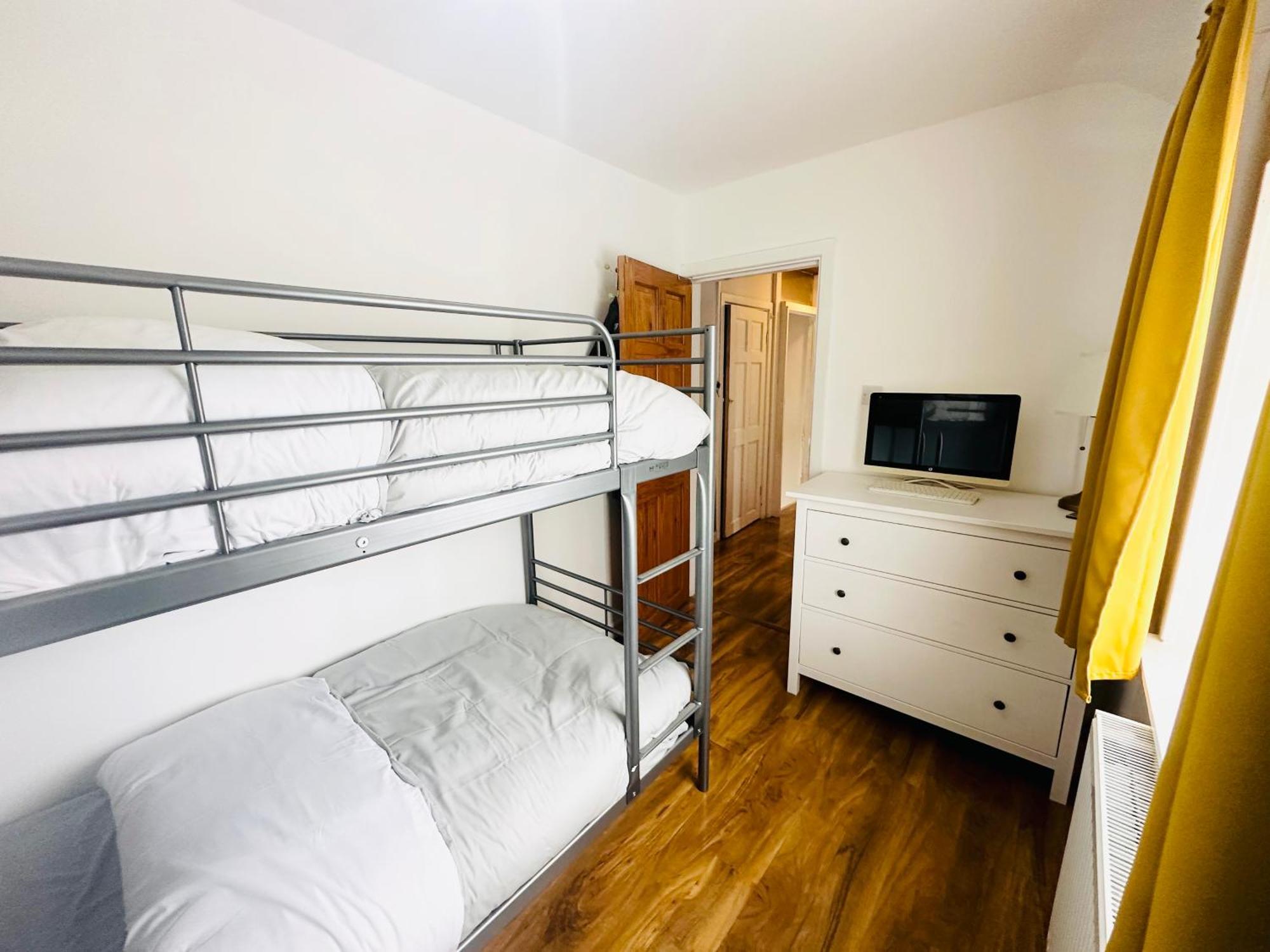 Beautiful Home In London With Easy Access To Central London Sutton  Exterior photo